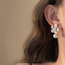 Load image into Gallery viewer, Dezee Flower Pearl Earrings
