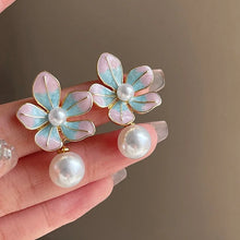 Load image into Gallery viewer, Dezee Flower Pearl Earrings
