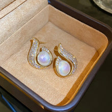 Load image into Gallery viewer, Cozet Pearl Rhinestone Earrings
